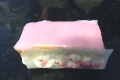 Feine Himbeerschnitten aus Butterblaetterteig mit Himbeeren und Rahm und einer rosa Zuckerglasur